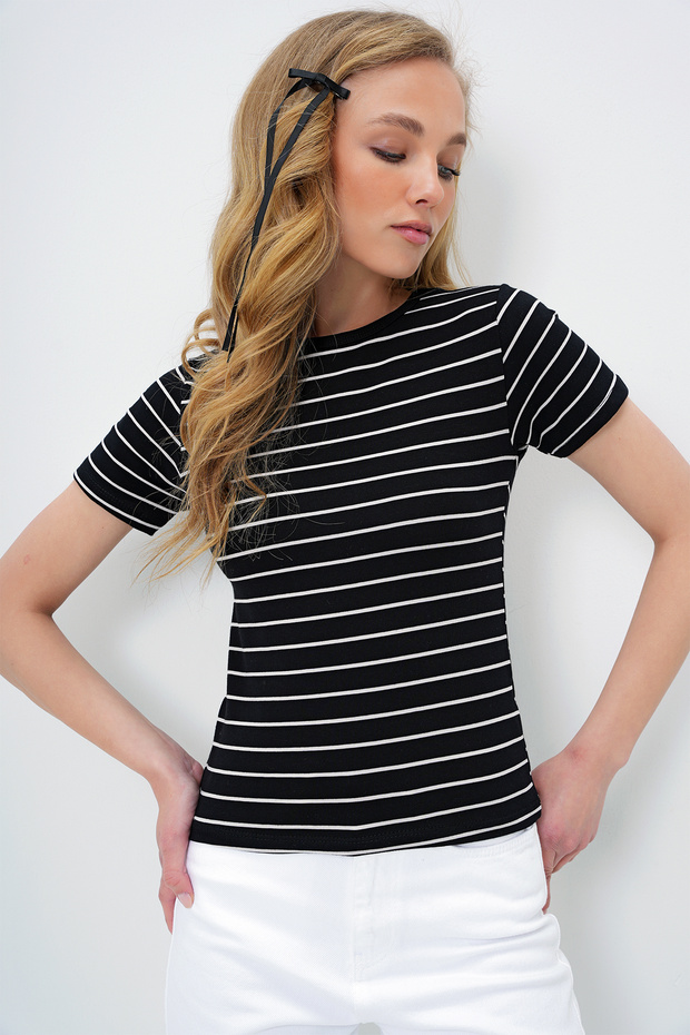 Women's Black Crew Neck Striped T-Shirt Alc-X13919