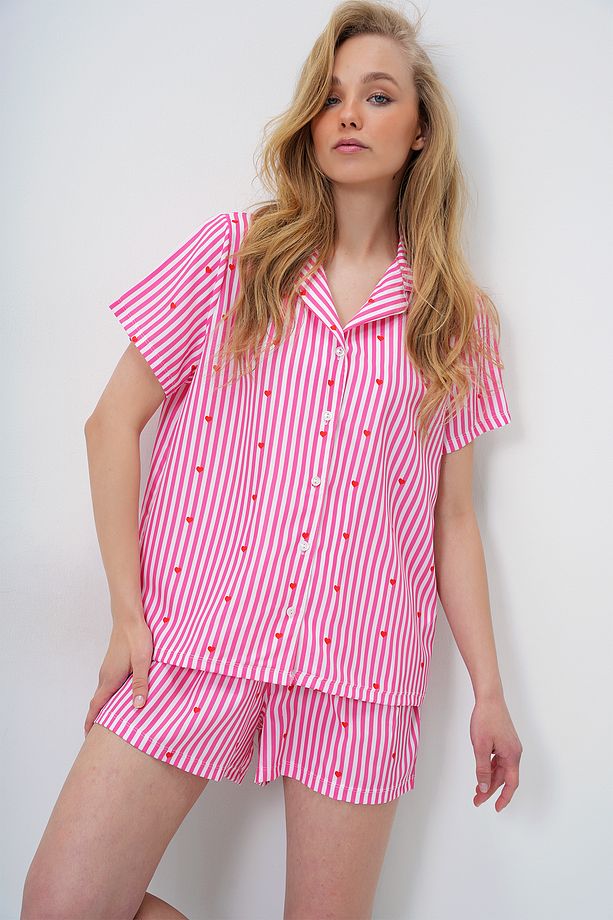 Kadın Şeker Pembe Çizgi Desenli Önü Düğmeli Dokuma Gömlek Ve Şort Pijama Takım PJM-X13891 - 3