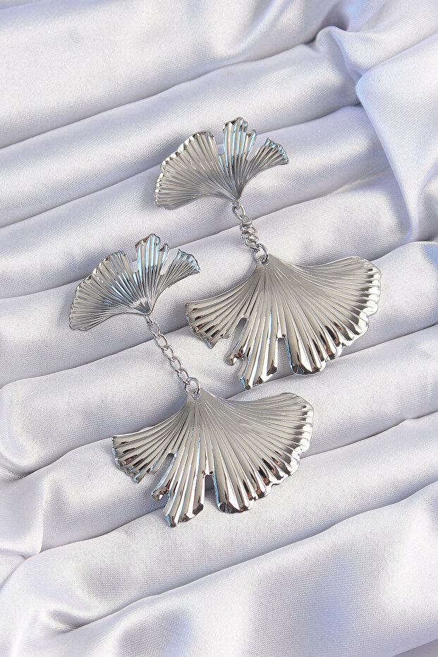 أقراط متدلية على شكل ورقة مسننة فضية اللون من النحاس