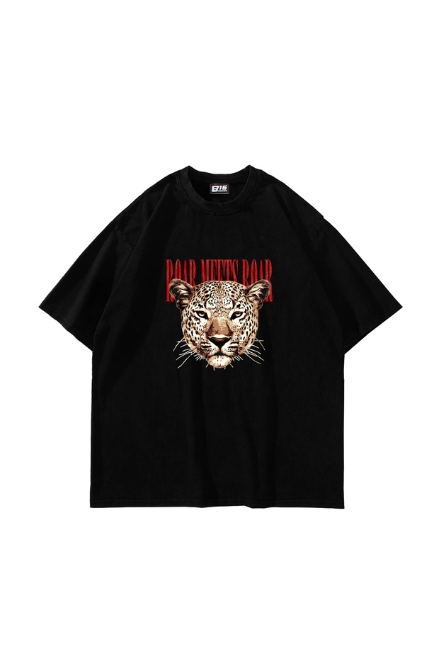 تيشيرت أسود كبير الحجم مطبوع للجنسين من Roar Meets