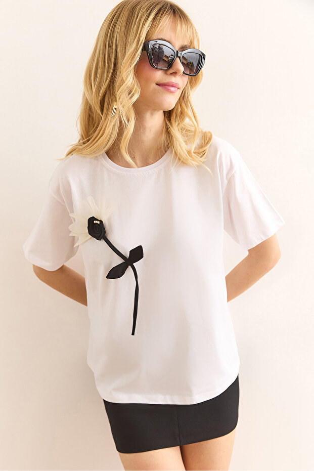 Women's White Accessory Single Flower Cotton Regular Fit T-Shirt Tsh-19000893