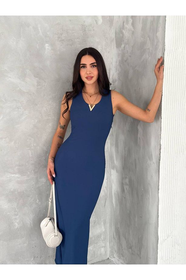 Mavi Sade Ve Şıklığın Buluştuğu V Aksesuarlı Tek Yırtmaç Elbise - 3