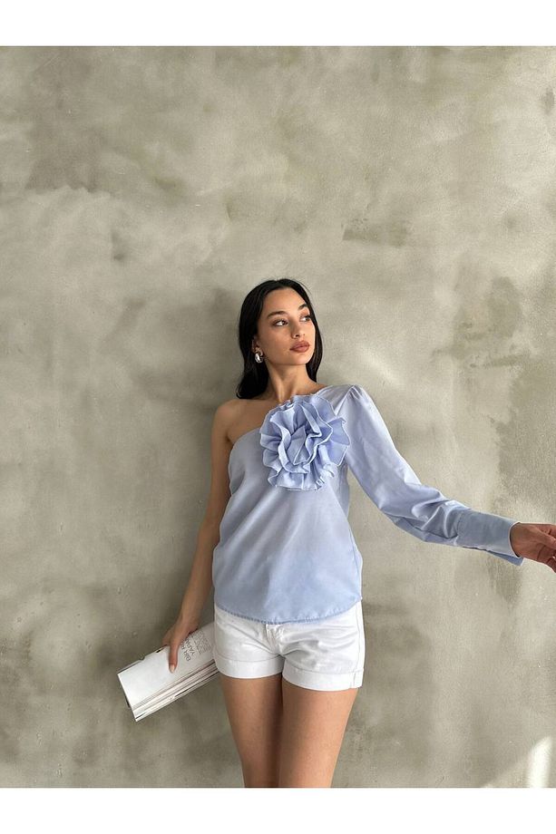 Kadın Mavi Tek Omuzlu ve Gül Detaylı Bluz - 4