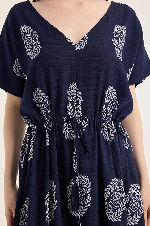 فستان منقوش برقبة على شكل حرف V - 4