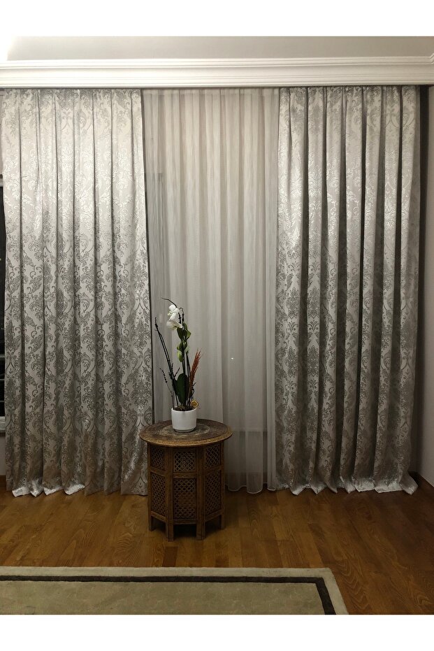 AÇIK GRİ ZEMİN ÜZERİNE KOYU GRİ DAMASK DESENLİ FON PERDE - 1