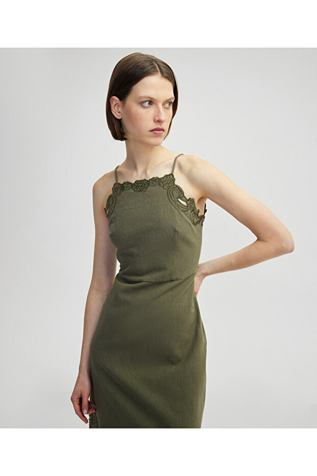 İşlemeli halter yaka elbise - 2