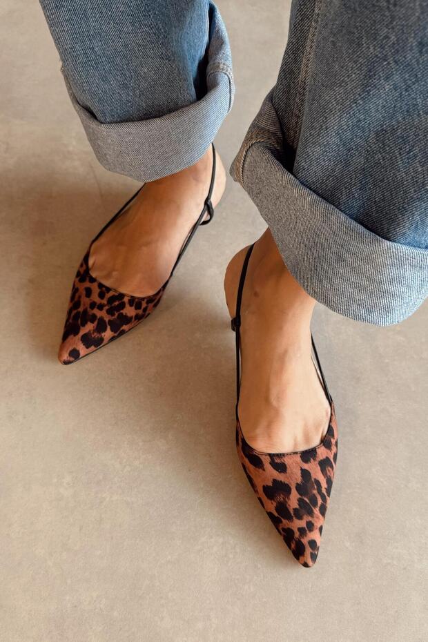 حذاء بكعب صغير منقوش بنقشة الفهد الكرزي - 3