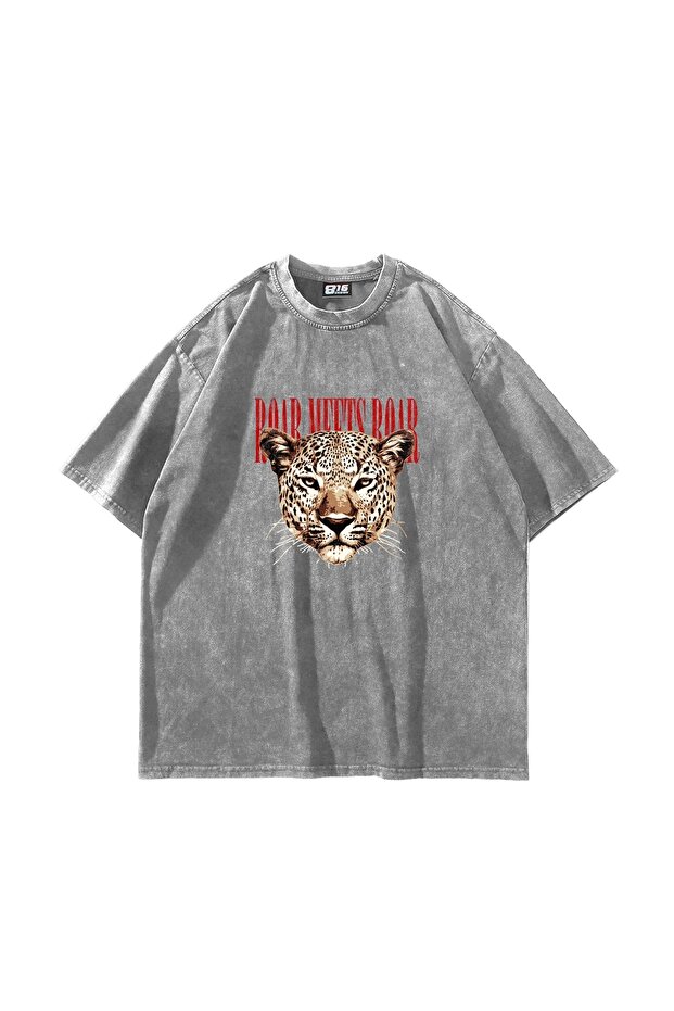 تيشيرت أبيض مطبوع كبير الحجم للجنسين من Roar Meets