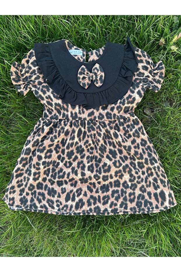 Devojčica u haljini sa leopard uzorkom - 1