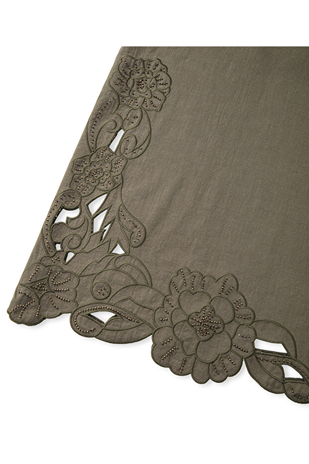 İşlemeli halter yaka elbise - 4