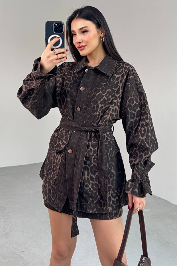 TKM-03706 سترة من الدنيم بطبعة جلد الفهد مع تنورة قصيرة بجيب طقم مكون من قطعتين - 2