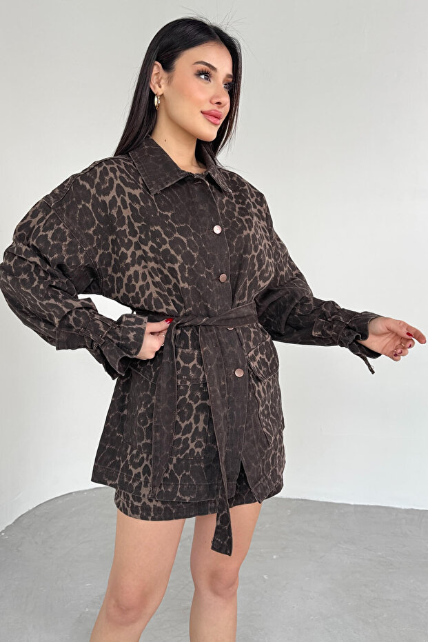 TKM-03706 سترة من الدنيم بطبعة جلد الفهد مع تنورة قصيرة بجيب طقم مكون من قطعتين - 5