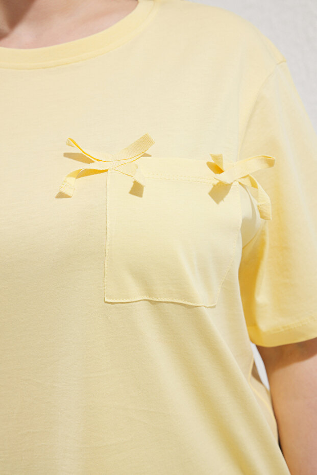 Világossárga laza szabású zsebes póló masnival, nagy méretű - 3