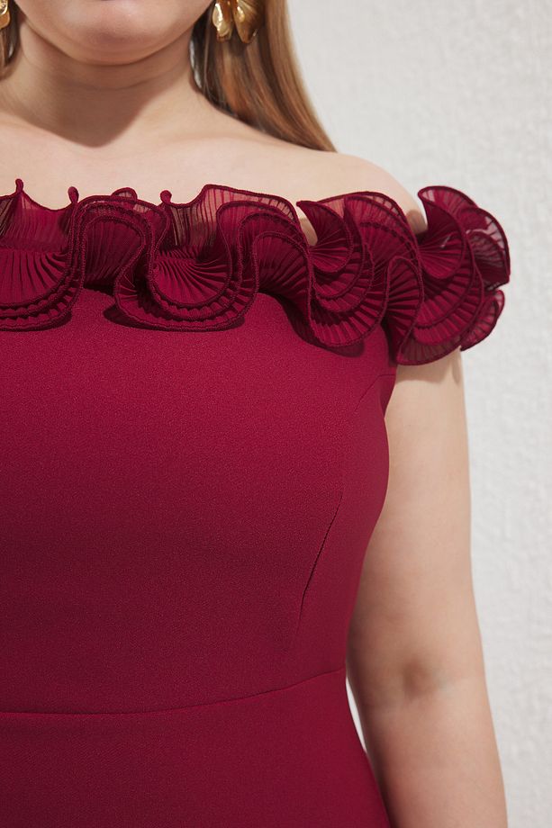 Bordo Madonna Yaka Fırfırlı Yırtmaçlı Dokuma Büyük Beden Elbise TBBSS25AH00142 - 3
