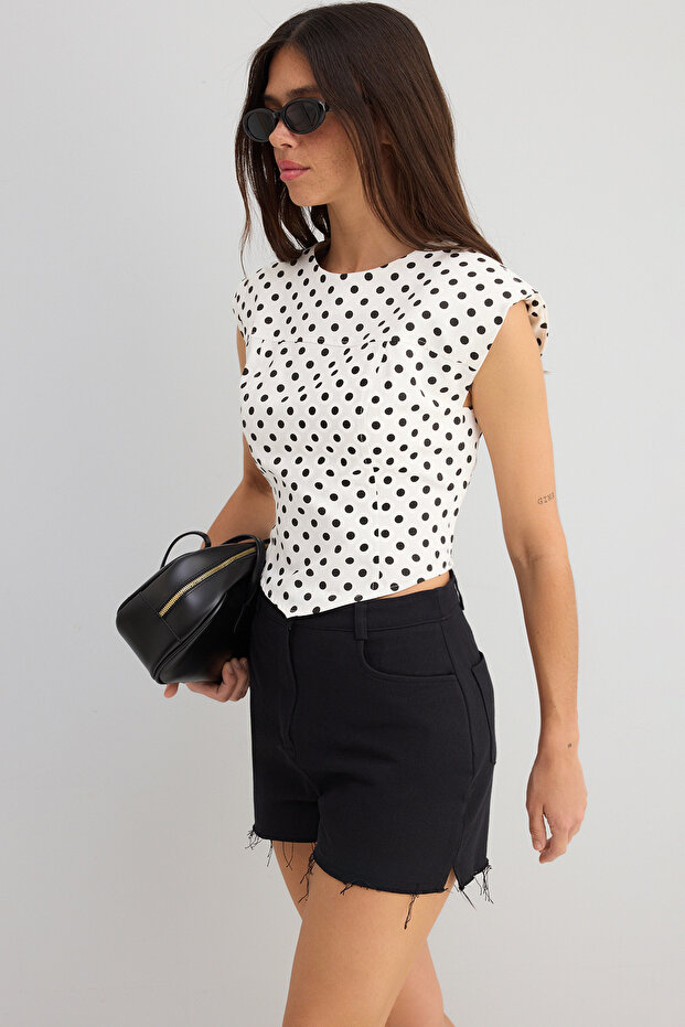 Beyaz Gabardin Pamuklu Crop Fitted Puantiyeli Dokuma Bluz TWOSS25BZ00556 - 2