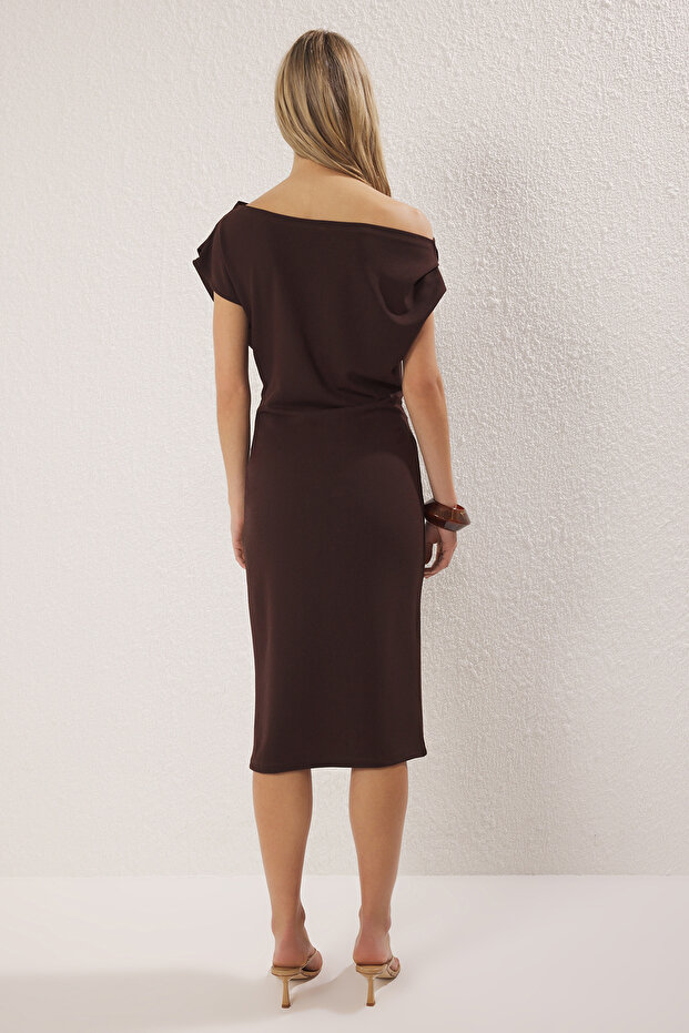 Kahverengi Midi Büzgü/Drape Detaylı Örme Elbise TWOSS25EL00780 - 4