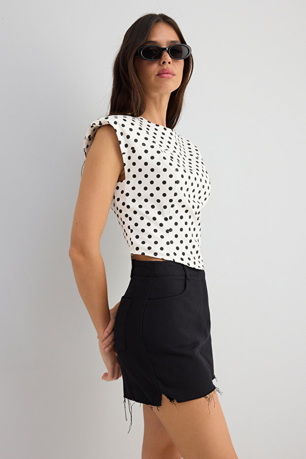 Beyaz Gabardin Pamuklu Crop Fitted Puantiyeli Dokuma Bluz TWOSS25BZ00556 - 3