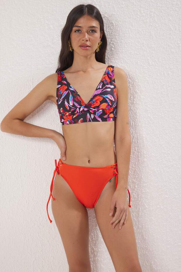 Çiçek Desenli Biyeli Bralette Kaplı Regular Yüksek Bel Bikini Takımı TBESS25BT00177 - 1
