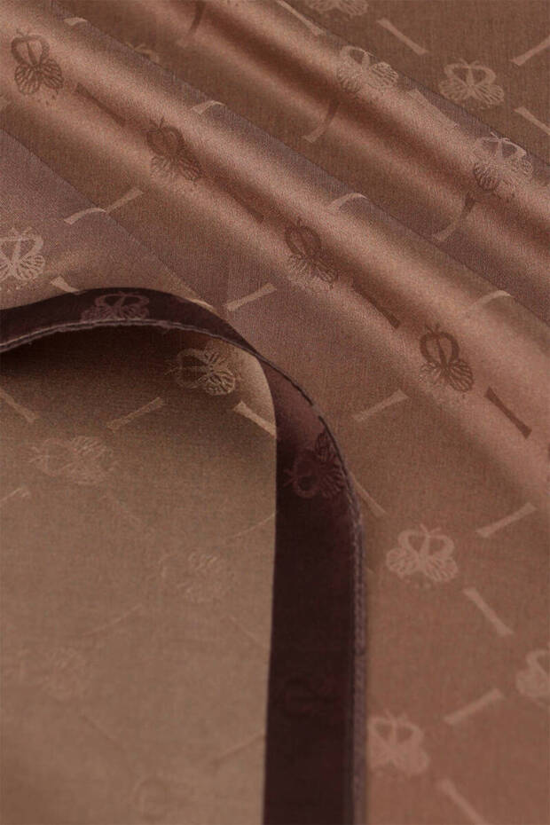 شال حريري بنمط حرف واحد فقط من سلسلة القهوة الحليبية - 5