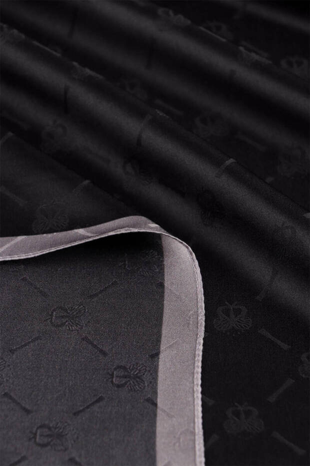 شال حريري بنمط حرف واحد فقط بسلسلة سوداء - 5