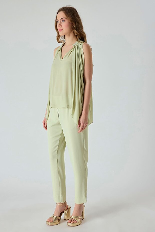 V yakalı dökümlü bluz - 2