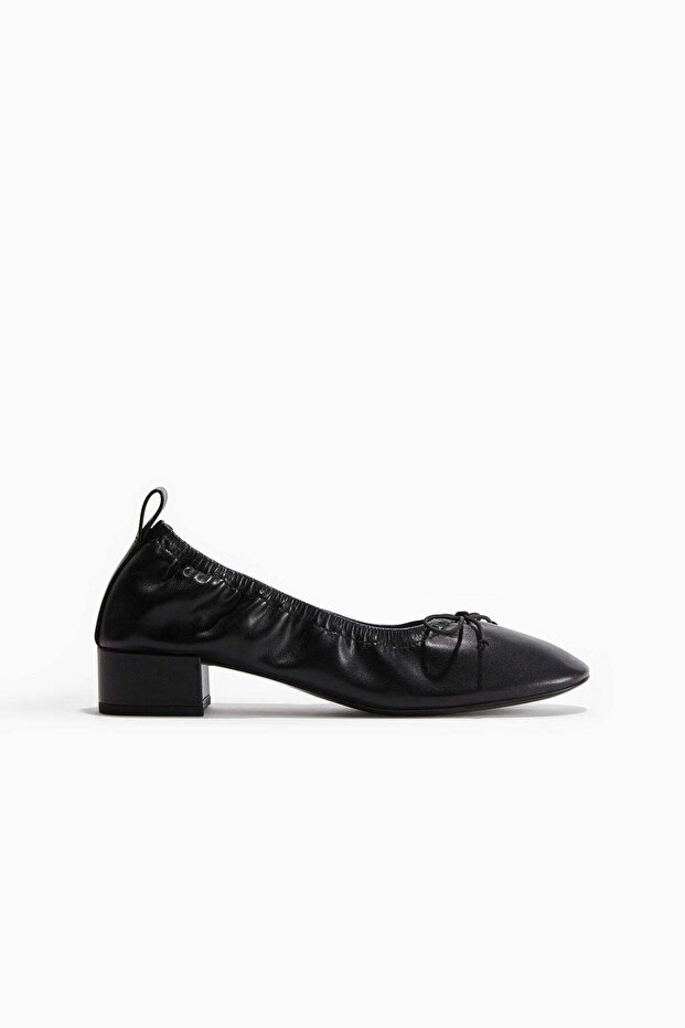 Bow-front court shoes