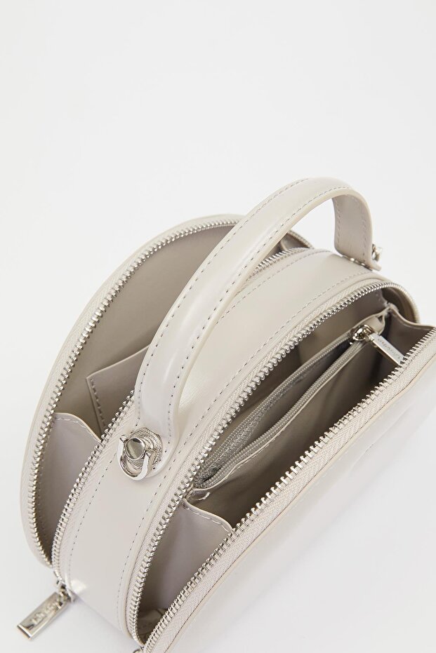 حقيبة كتف موديل نصف قمر رمادية - 4