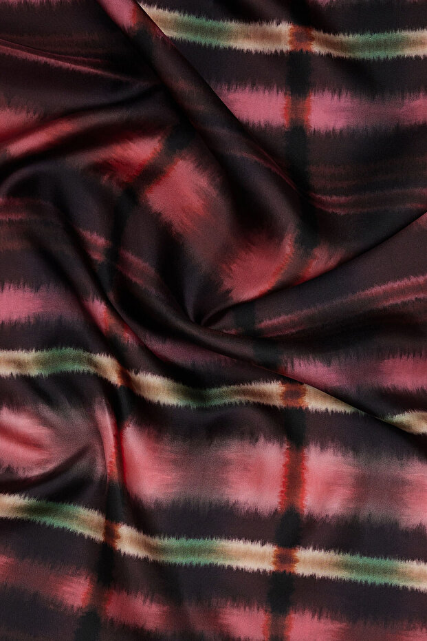 شال من نسيج التويل بنمط هندسي باللون العنابي - 2