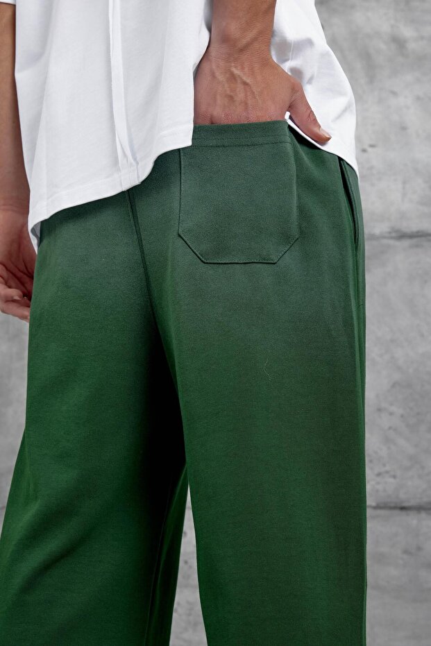 بنطال رياضي مكتوب باللون الأخضر من Unknown Studios - 5