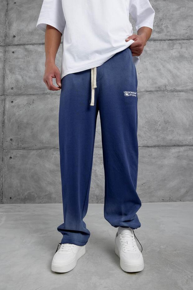 بنطال رياضي مكتوب باللون الأزرق الداكن من Unknow Studios - 2