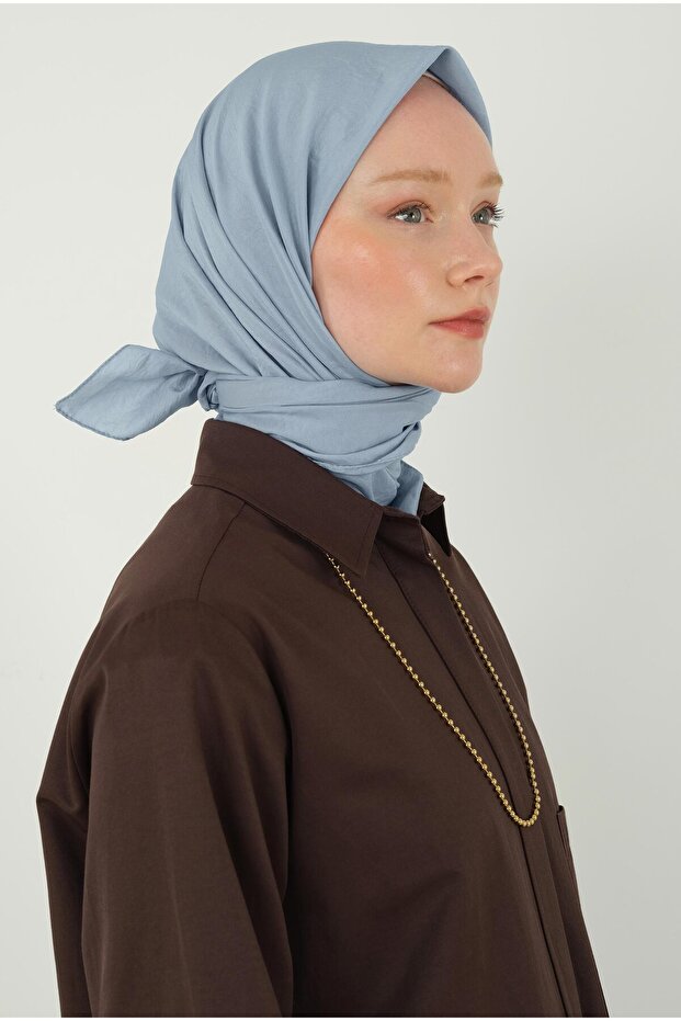 وشاح ناعم من كراش باللون الأزرق الفاتح