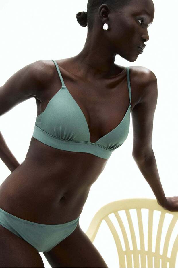 الجزء العلوي من بيكيني مثلث الشكل - 2