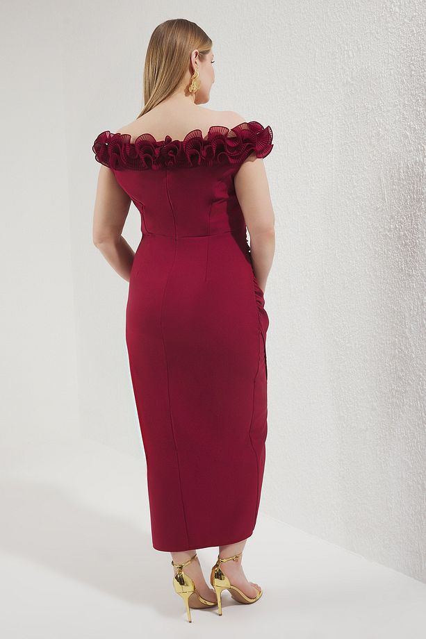 Bordo Madonna Yaka Fırfırlı Yırtmaçlı Dokuma Büyük Beden Elbise TBBSS25AH00142 - 4