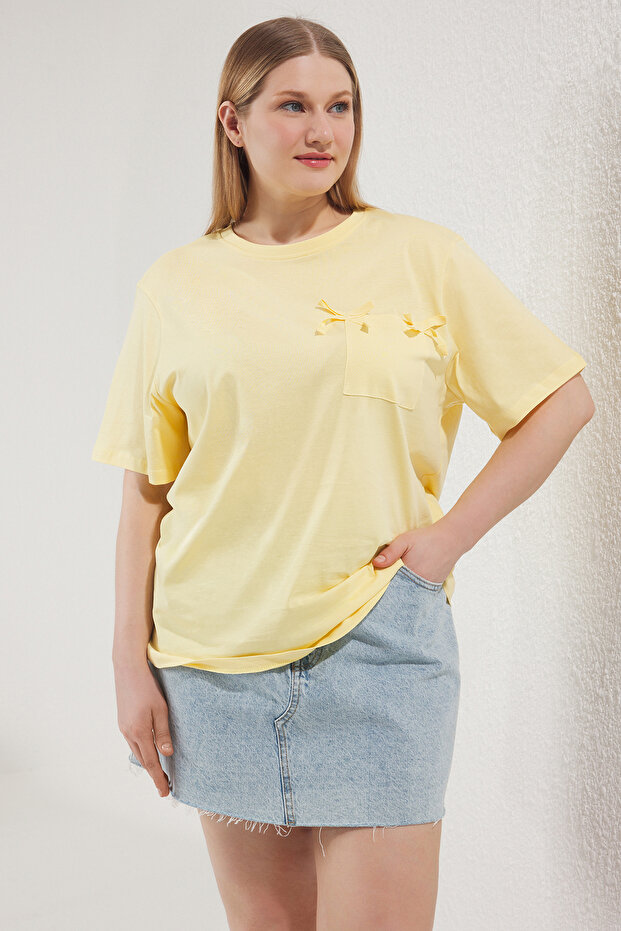 Világossárga laza szabású zsebes póló masnival, nagy méretű - 1