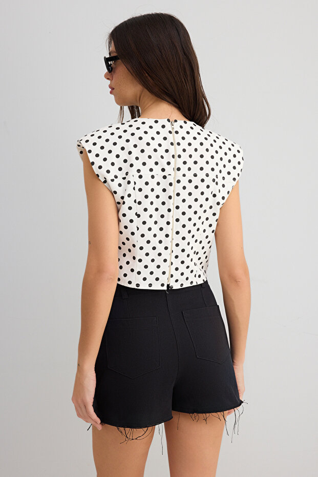 Beyaz Gabardin Pamuklu Crop Fitted Puantiyeli Dokuma Bluz TWOSS25BZ00556 - 6