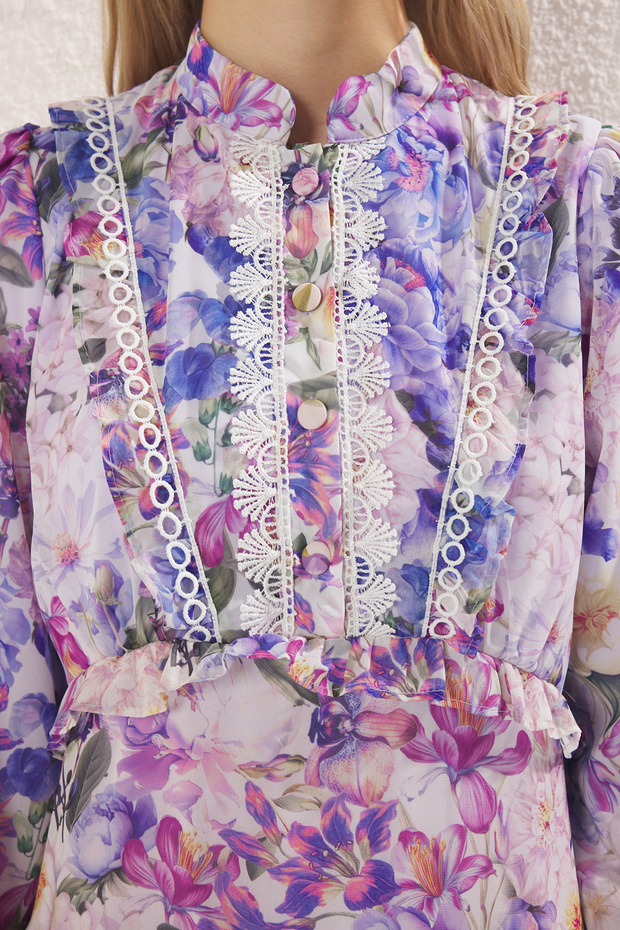 Fioletowa sukienka z podszewką z szyfonu tkanego w kwiaty TCTSS25EB00050 - 3