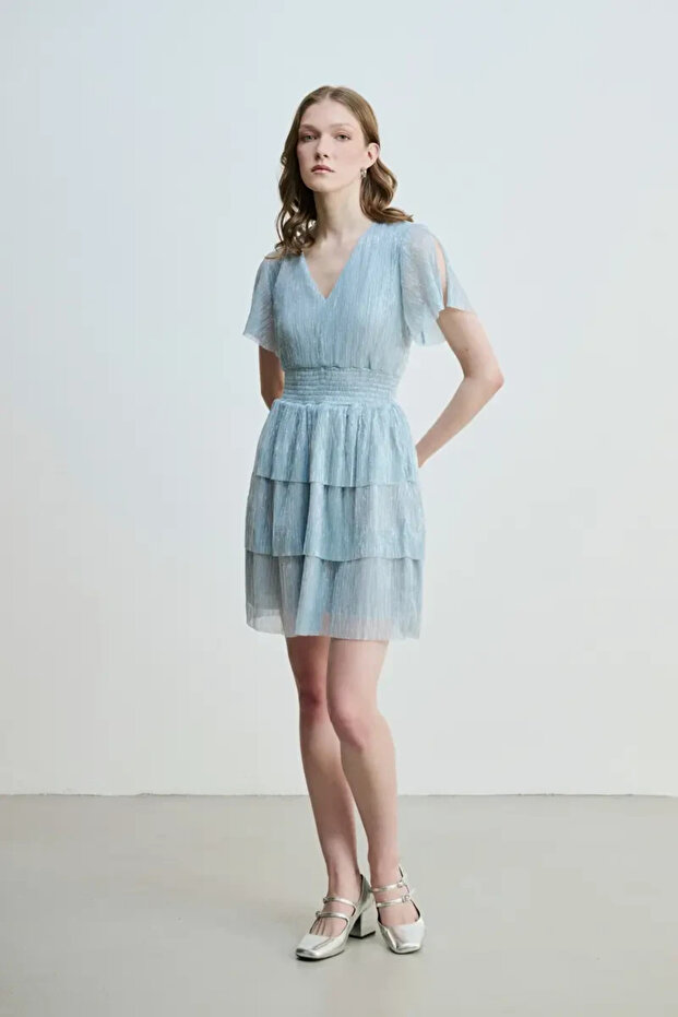 فستان سهرة أزرق اللون بياقة على شكل حرف V