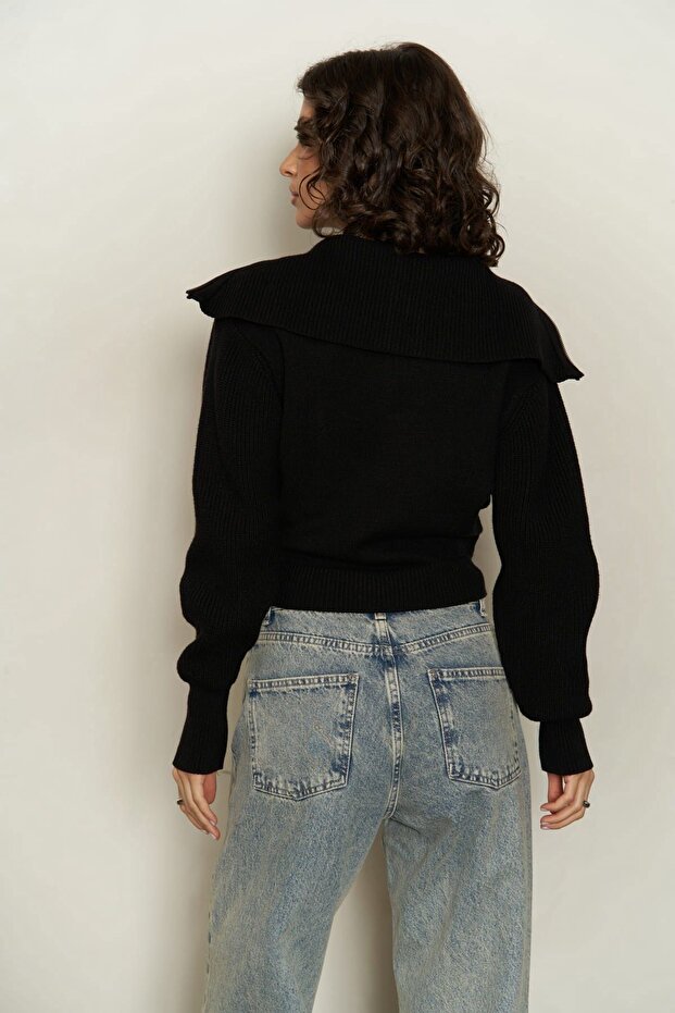 Endloser schwarzer Pullover mit halbem Reißverschluss - 4