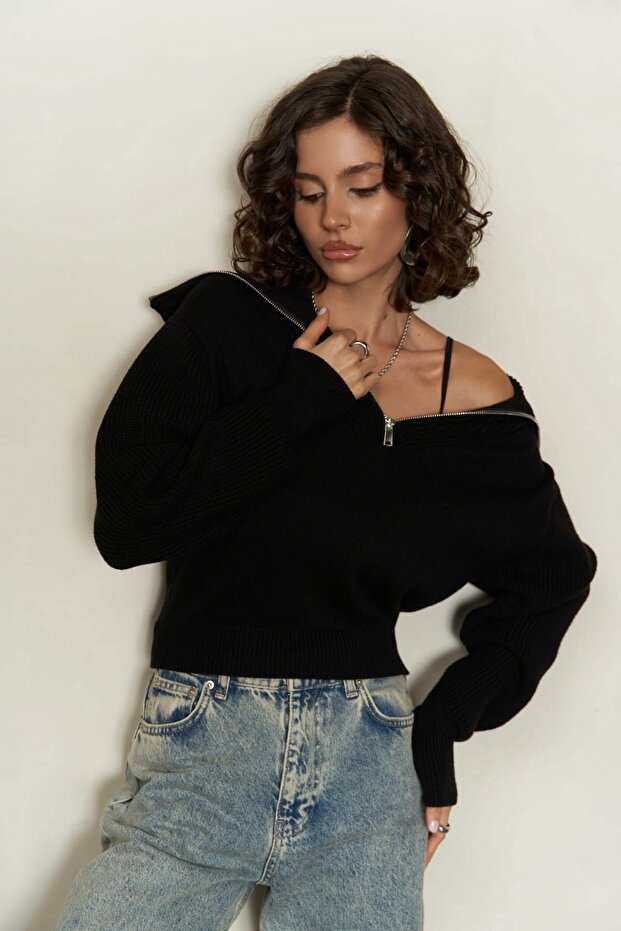 Endloser schwarzer Pullover mit halbem Reißverschluss - 1