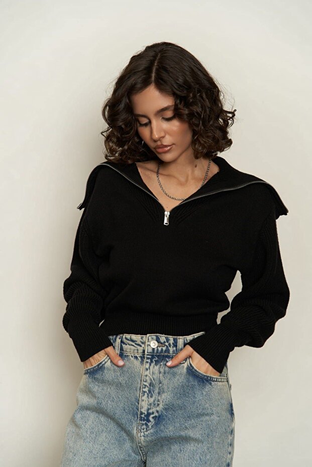 Endloser schwarzer Pullover mit halbem Reißverschluss - 3