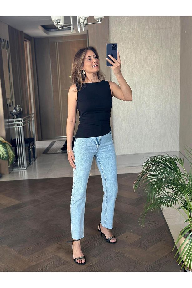 Siyah Eteği Asimetrik Büzgülü Kayık Yaka Sıfır Kol Kadın Bluz - 4