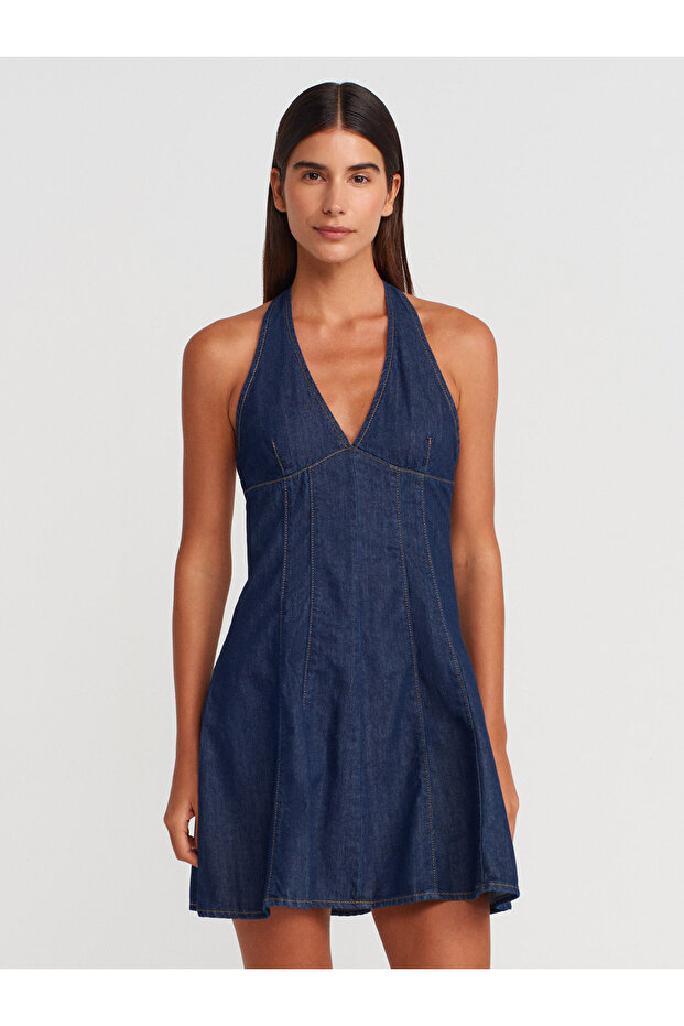 فستان قصير من الدنيم بقصة منخفضة الظهر - 4