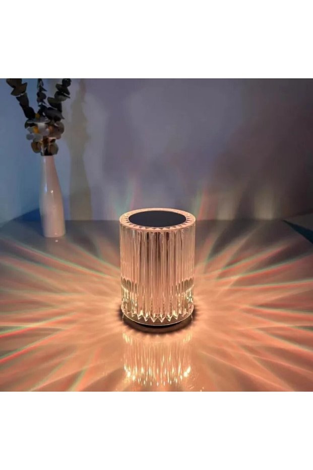 مصباح طاولة LED من الأكريليك بتصميم ماسي يعمل باللمس ومزود بمنفذ USB للشحن