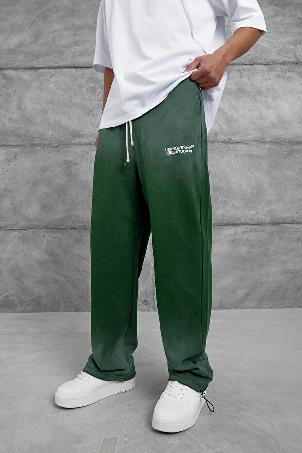 بنطال رياضي مكتوب باللون الأخضر من Unknown Studios - 1