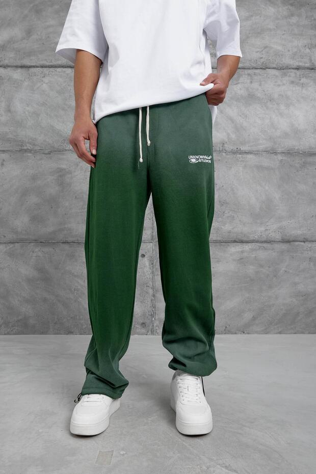 بنطال رياضي مكتوب باللون الأخضر من Unknown Studios - 2