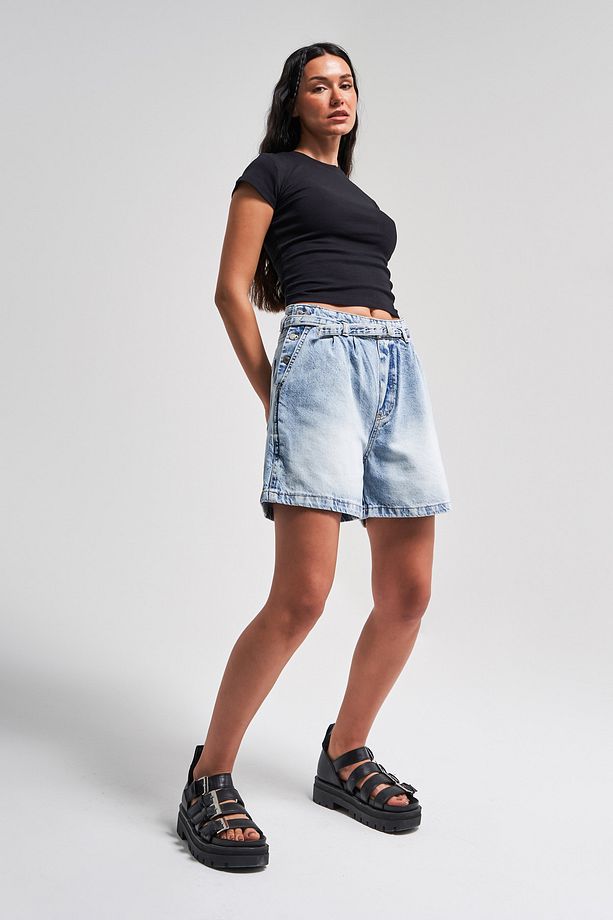 Kadın Snow Kot Rengi 4s5-27 Kemer Detaylı Midi Boy Pileli %100 Koton Denim Şort - 3
