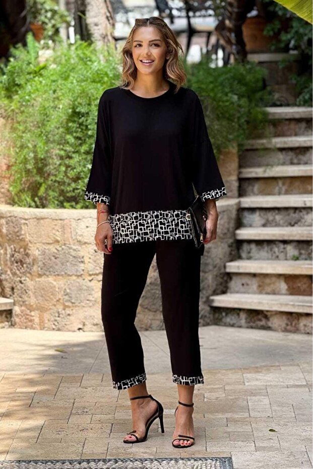 طقم بلوزة وبنطلون مزين بسلسلة سوداء