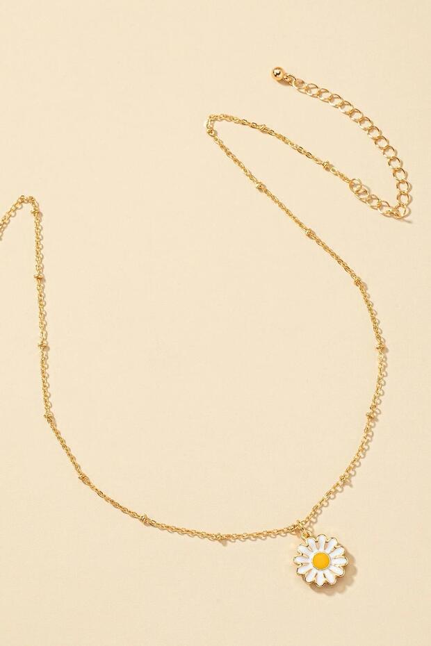 Elegant Daisy Pendant Necklace