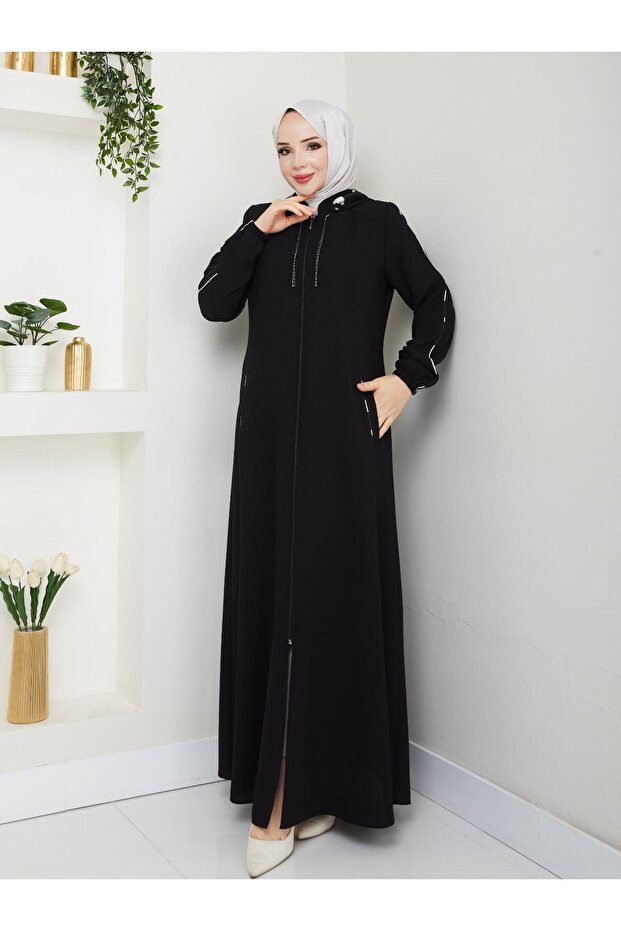 معطف نسائي بنقشة قبعة وتفاصيل سلسلة