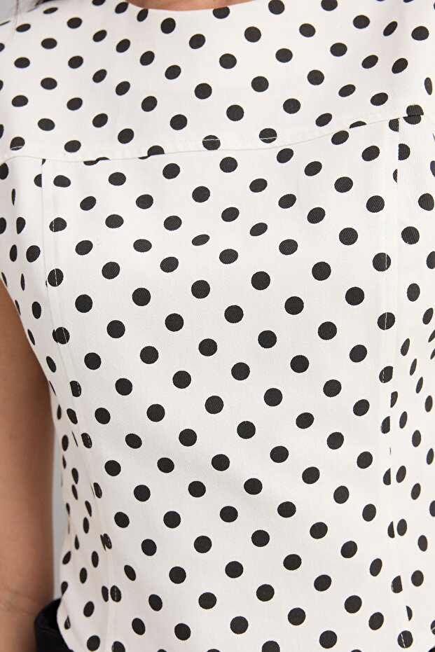 Beyaz Gabardin Pamuklu Crop Fitted Puantiyeli Dokuma Bluz TWOSS25BZ00556 - 5